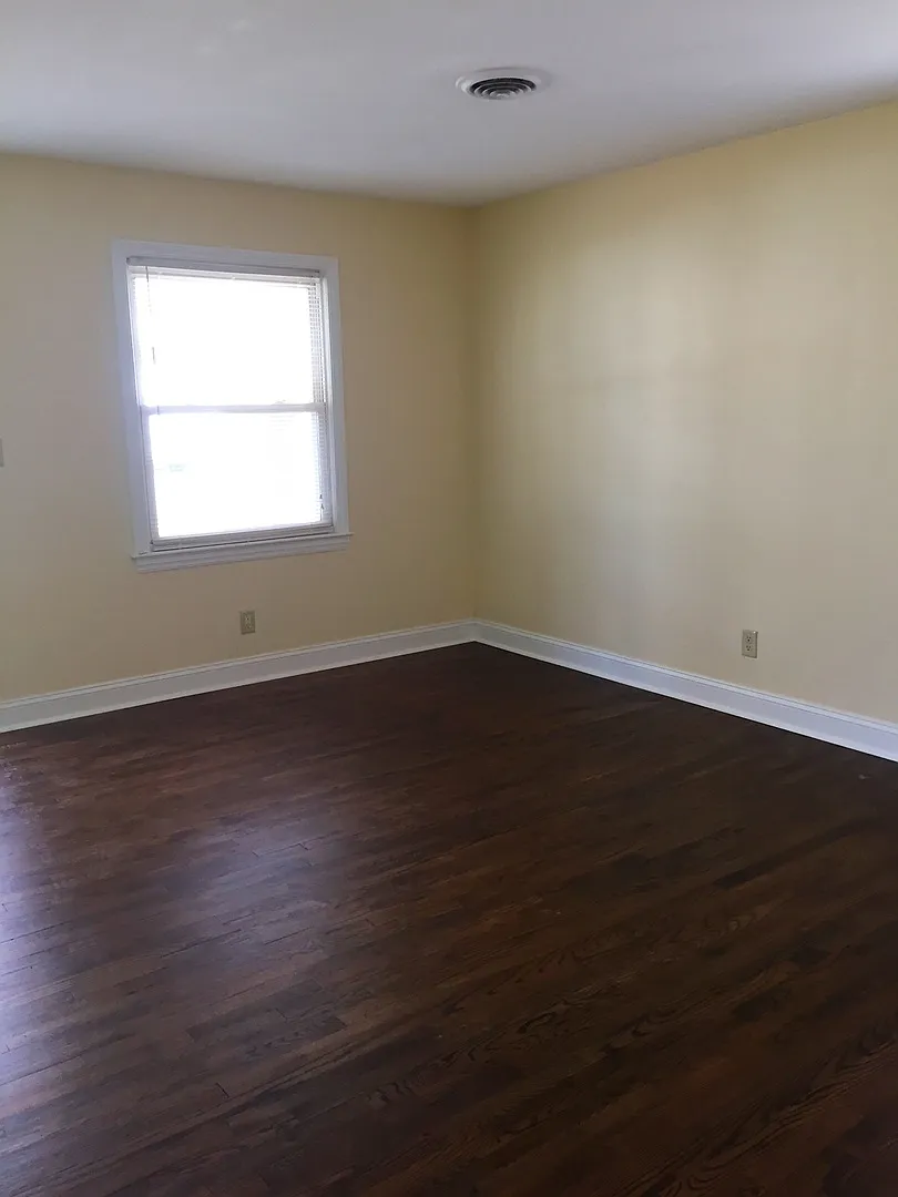 Beautifully Remodeled 3BR Home with Updated Kitchen — Photo 4