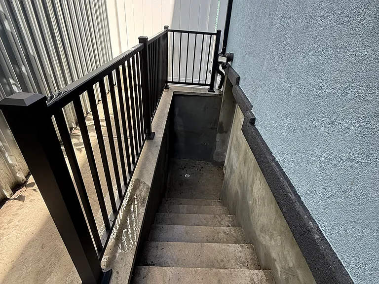128 Campbell Ave #BASEMENT — Photo 2