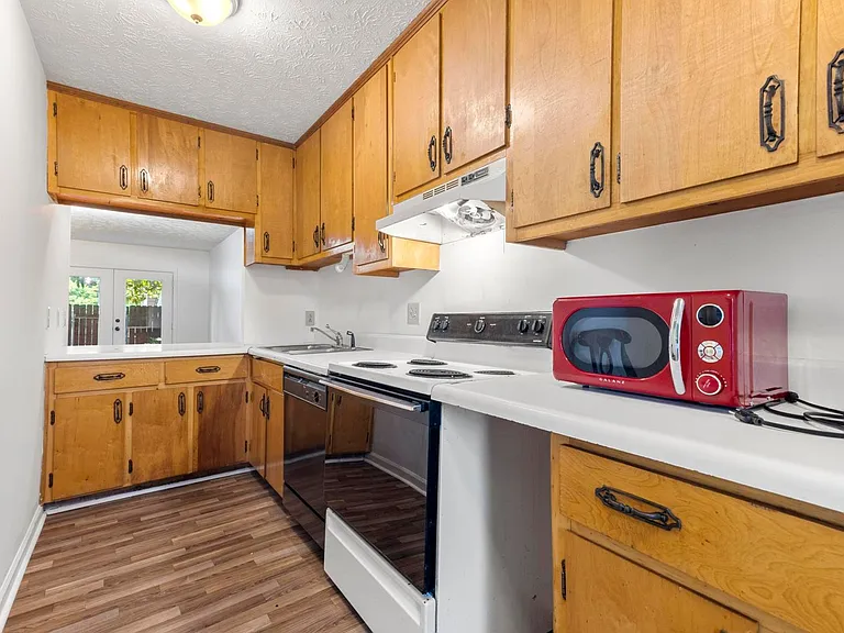 210 N Ross St #B — Photo 2