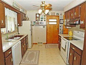 4th image of 157 Schwartz St