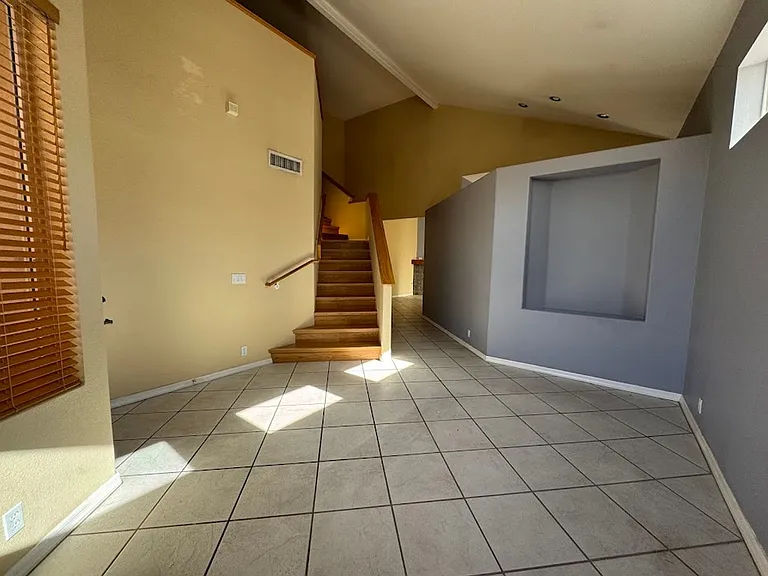 1510 E Charleston Ave — Photo 5