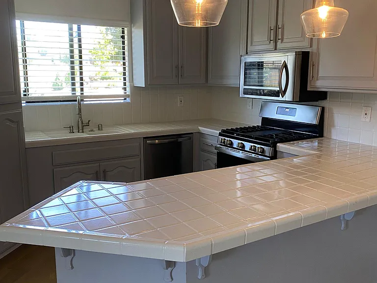 Kitchen area with room for 4-5 counter stools at counter