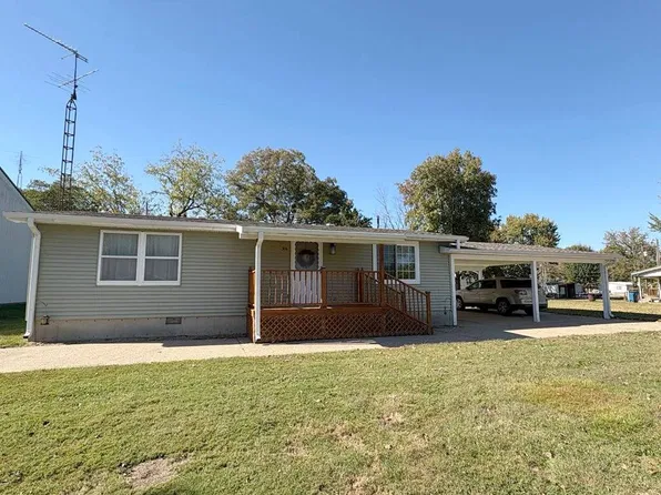 304 N Maple St, Wayne City, IL 62895