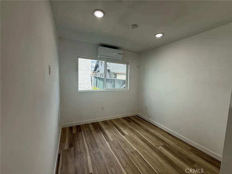 466 S Mott St — Photo 5