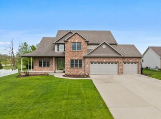 4 Knollbrook Ct, Bloomington, IL 61705