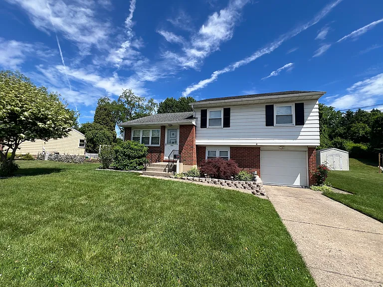 2332 Woodcrest Ave — Photo 1