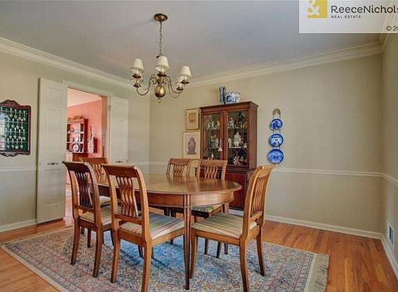 Formal dining with chair rail trim