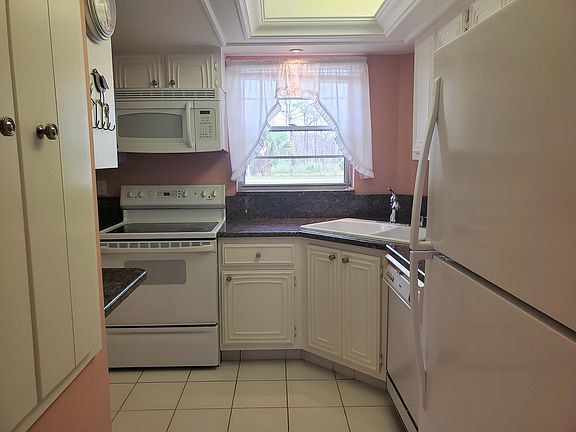 4th image of 18081 SE Country Club Dr APT 20-195