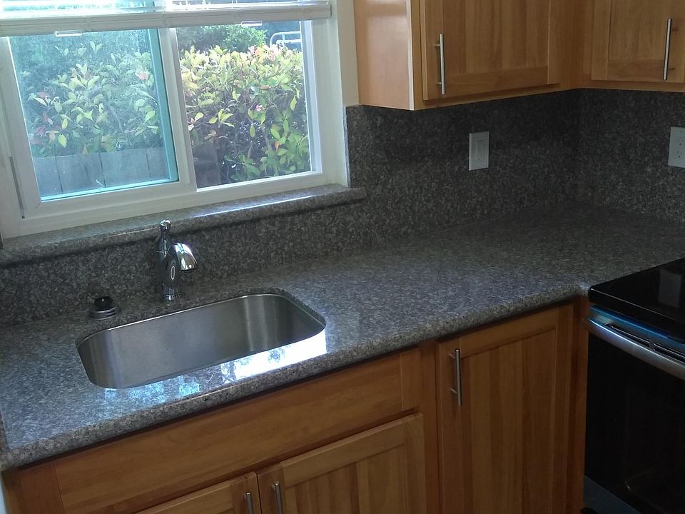 Kitchen with sink area