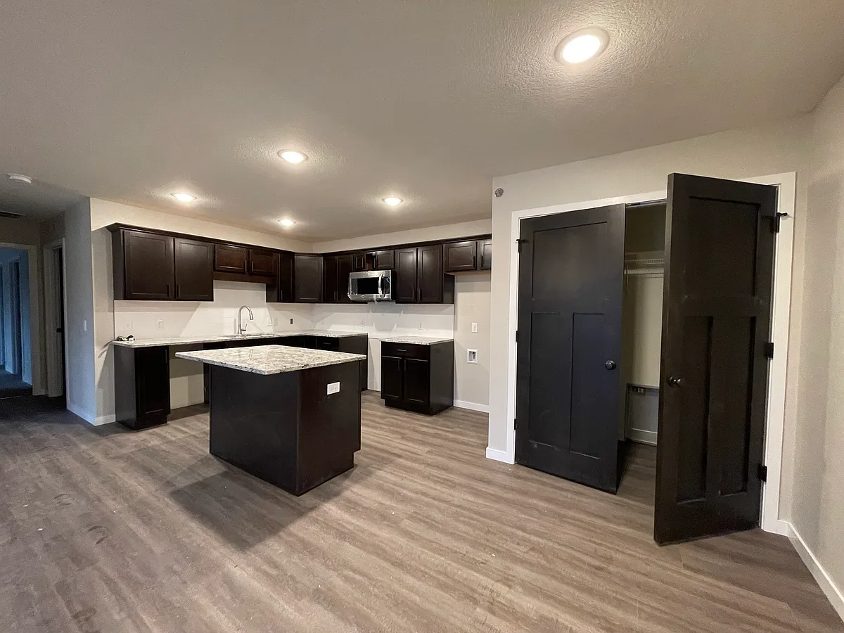Building Photo - 3065 Gateway Dr