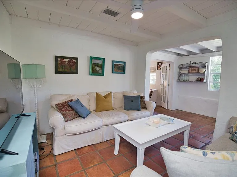 650 Edwards St — Photo 16