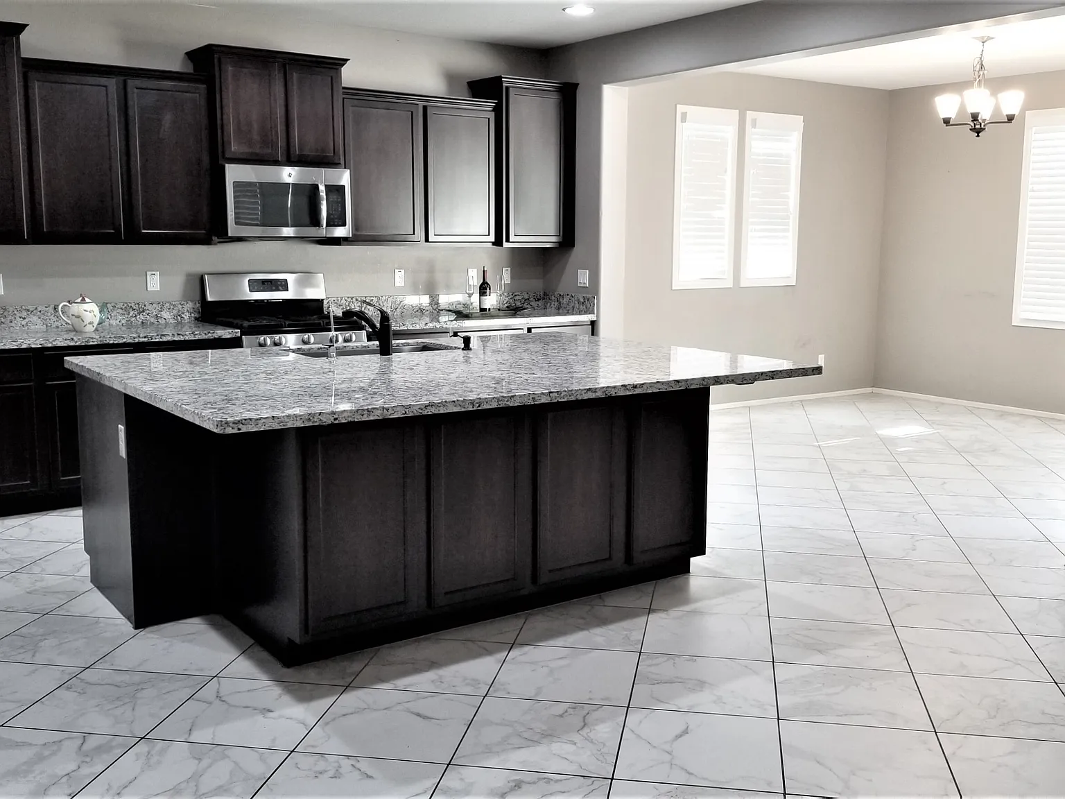 5 bed, 4.5 bath, 3063 sqft, $4,500 — Photo 3