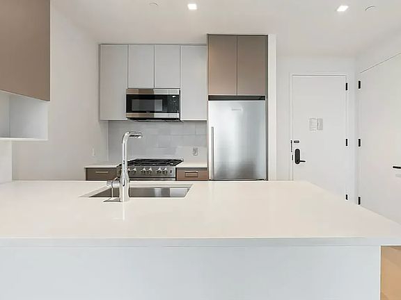 5th image of 92-27 160th St #1607