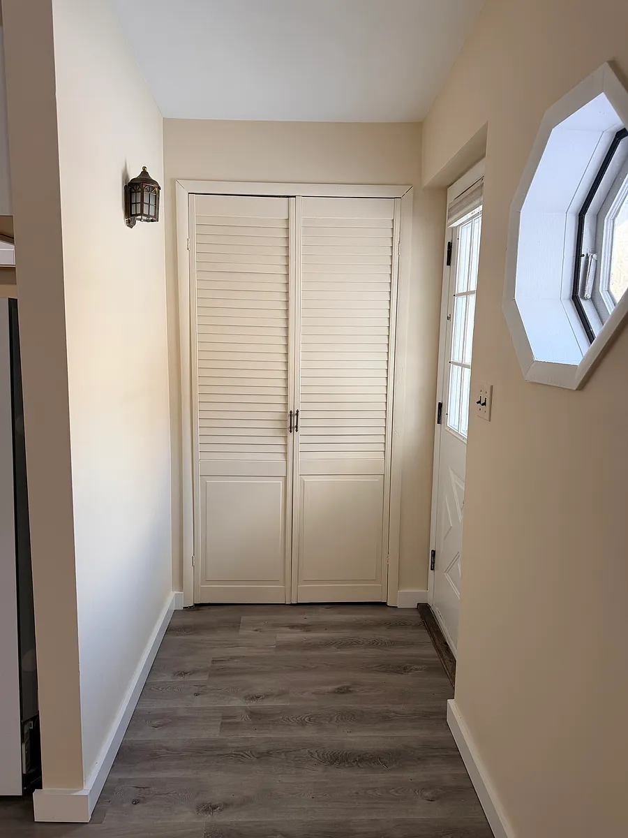 Entrance w/coat closet - 20A Main St