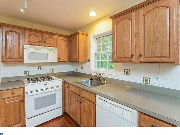 5th image of 4008 Katie Ln
