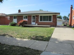 21712 Parkway St, Saint Clair Shores, MI 48082