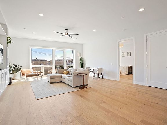 4th image of 5113 N Lincoln Ave #303