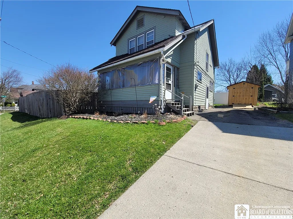 323 Forest Ave photo 1