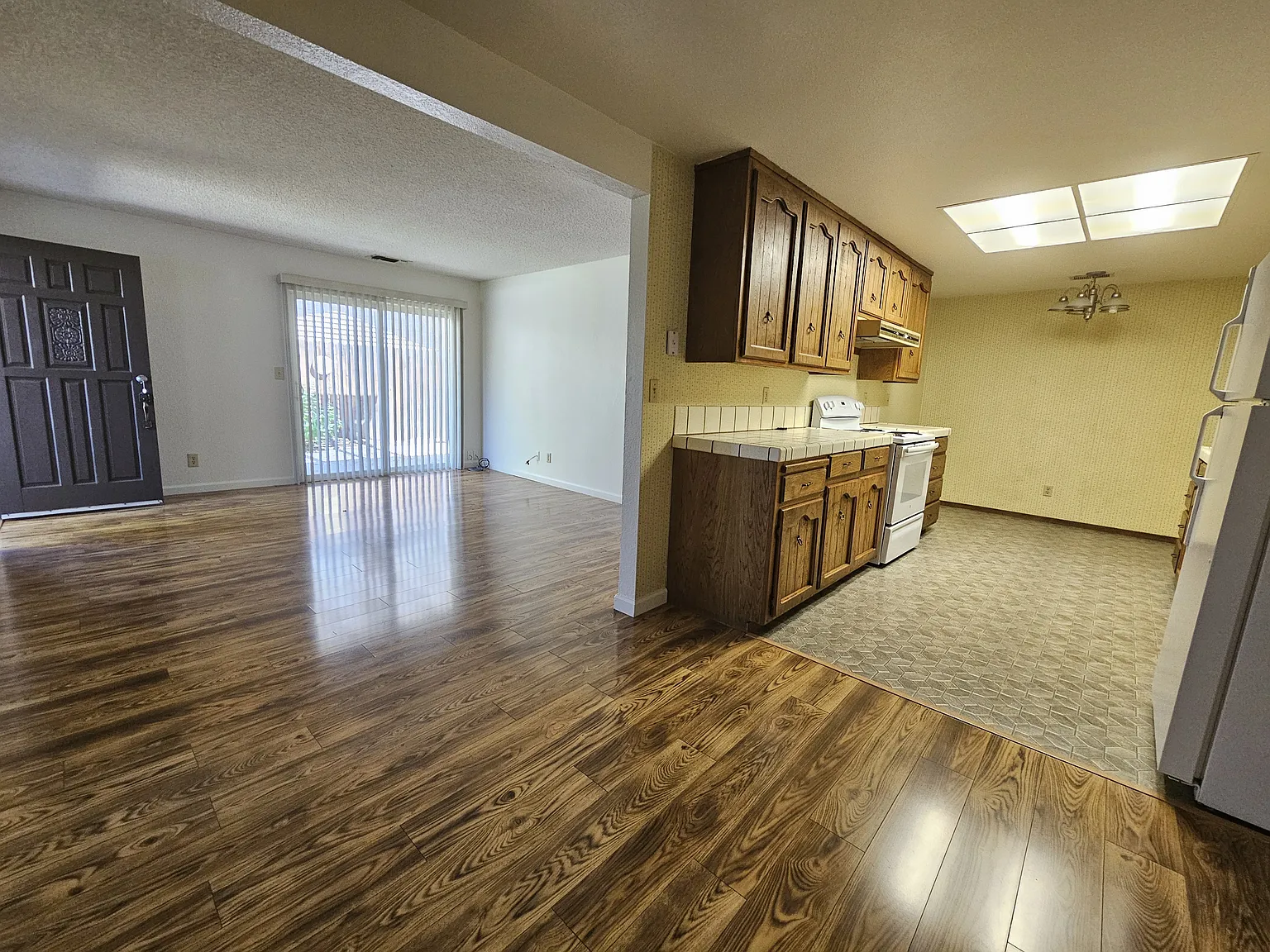 2 bed, 1.5 bath, 1234 sqft, $1,900 — Photo 3