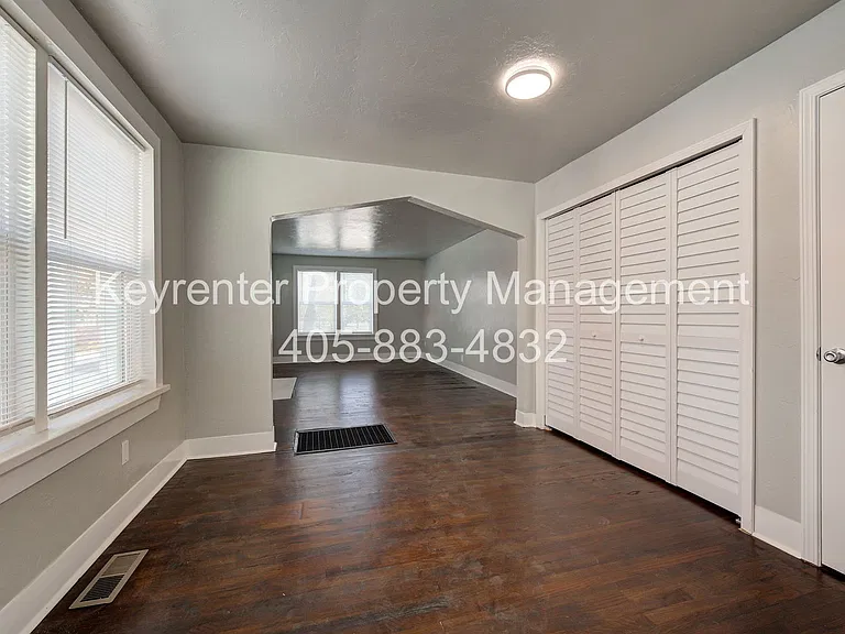 N Gatewood Ave Duplex — Photo 47