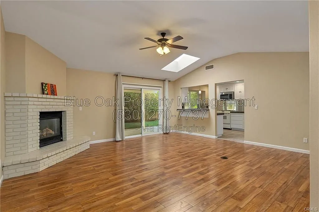 3 bed, 2.0 bath, 1784 sqft, $2,500 — Photo 2