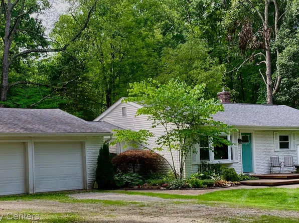 1775 Porter Rd, White Lake, MI 48383