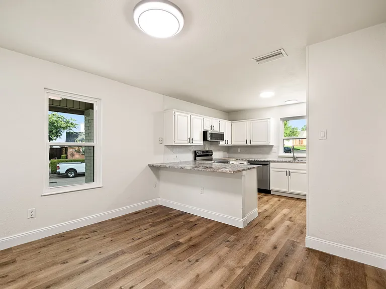 2043 Beverly Hills Ln — Photo 2