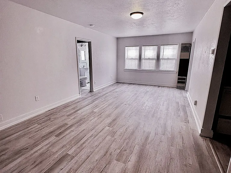 615 NE 6th Ave — Photo 5