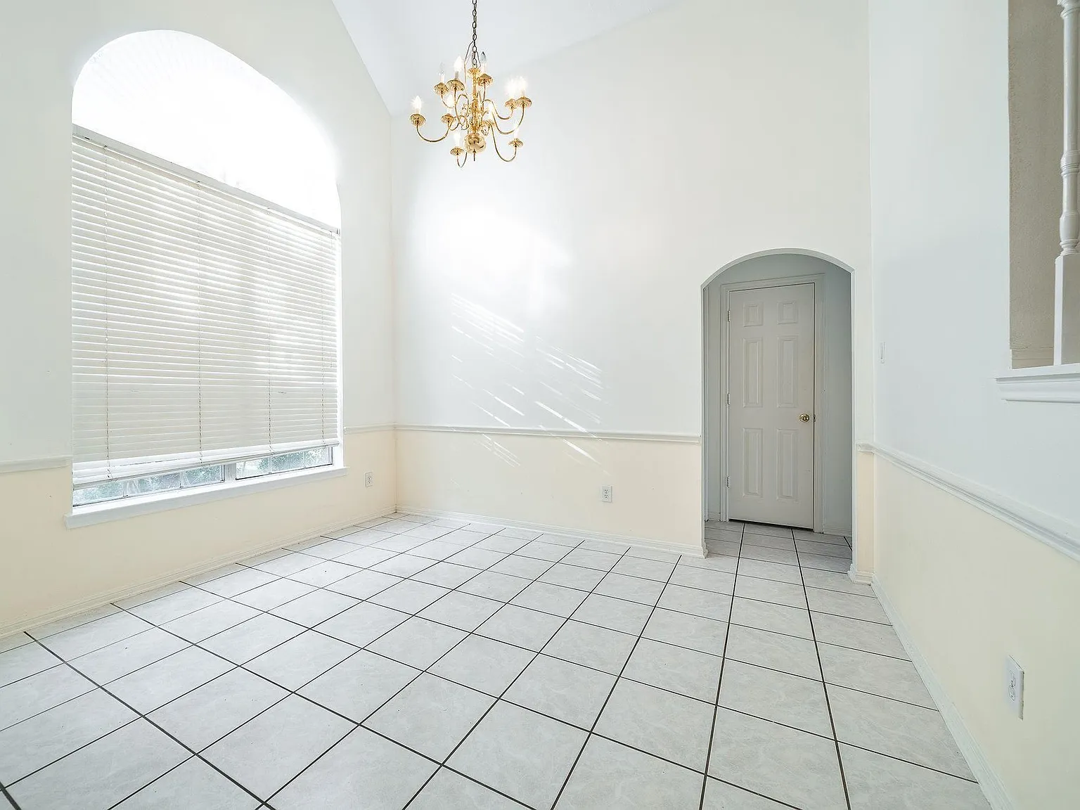 4 bed, 2.5 bath, 2676 sqft, $2,500 — Photo 4