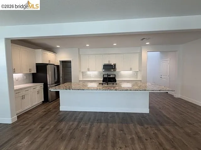 4 bed, 3.0 bath, 2503 sqft, $4,500 — Photo 3