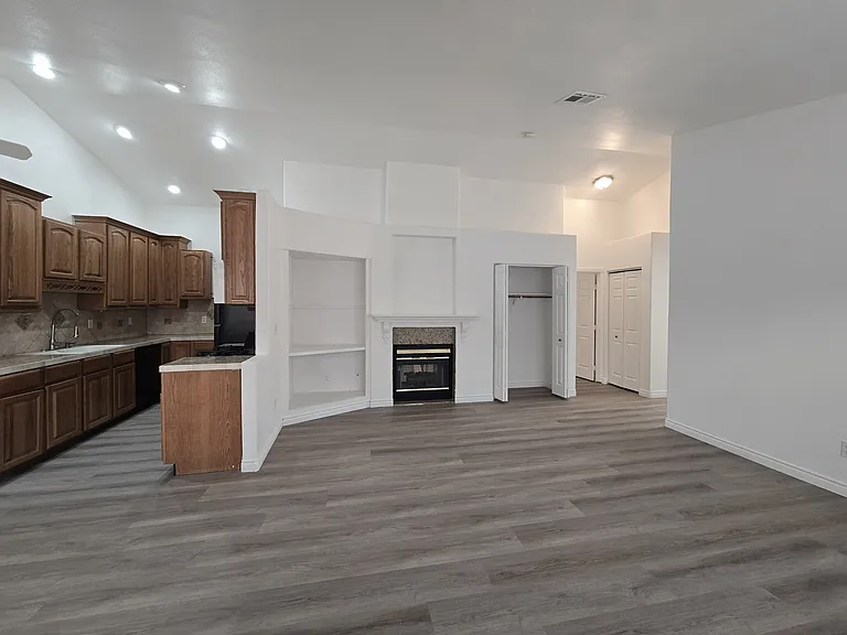 1612 N Torrey Pines Dr #104 — Photo 3