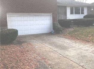 31 Parkway Dr, Syosset, NY 11791