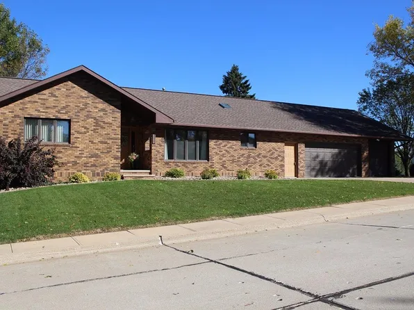 631 N Valley Dr, Le Mars, IA 51031