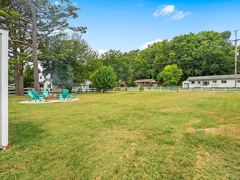 305 Lake Dr — Photo 22