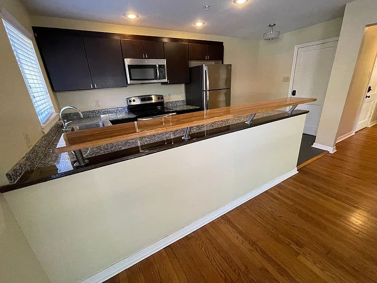 1406 Broadway St — Photo 12