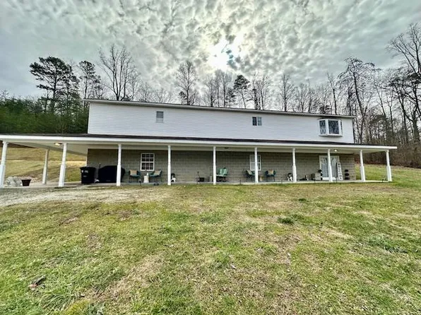 692 Walden Ln, Saint Albans, WV 25177