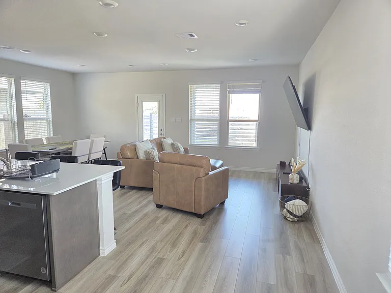 969 Toledo Bend Dr — Photo 2