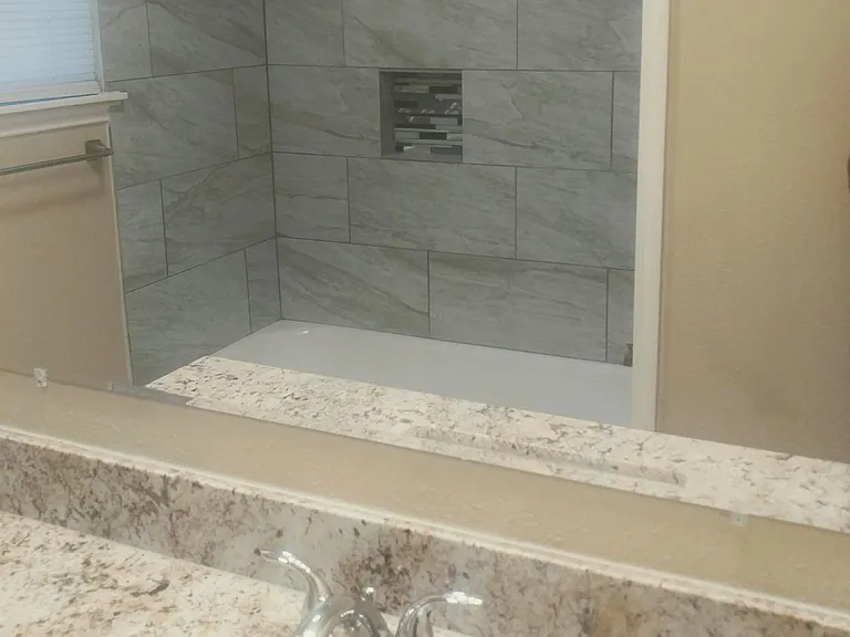 This warmly tiled functional bath has all the modern amenities