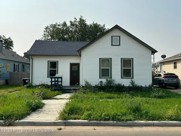 329 1st St SW, Dickinson, ND 58601