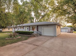 17 N Lynette Dr, Decatur, IL 62526