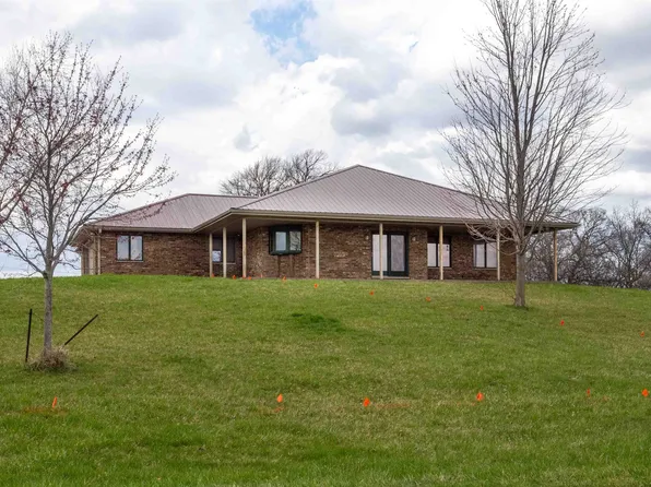 7869 Raphael Dr, Dubuque, IA 52003