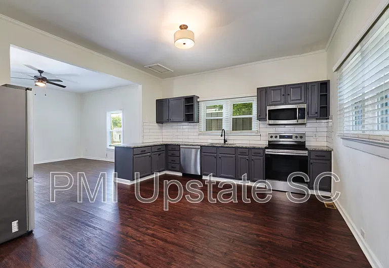 79 Allen St — Photo 9