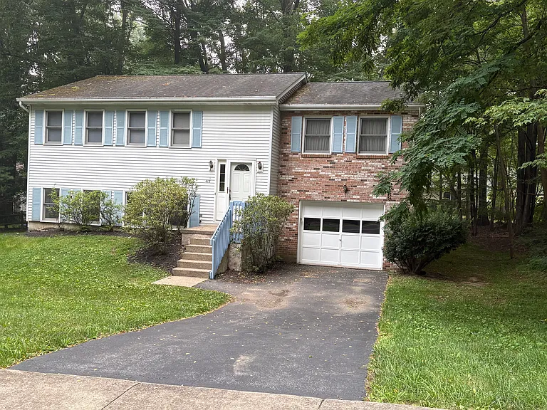 412 Canterbury Dr — Photo 1