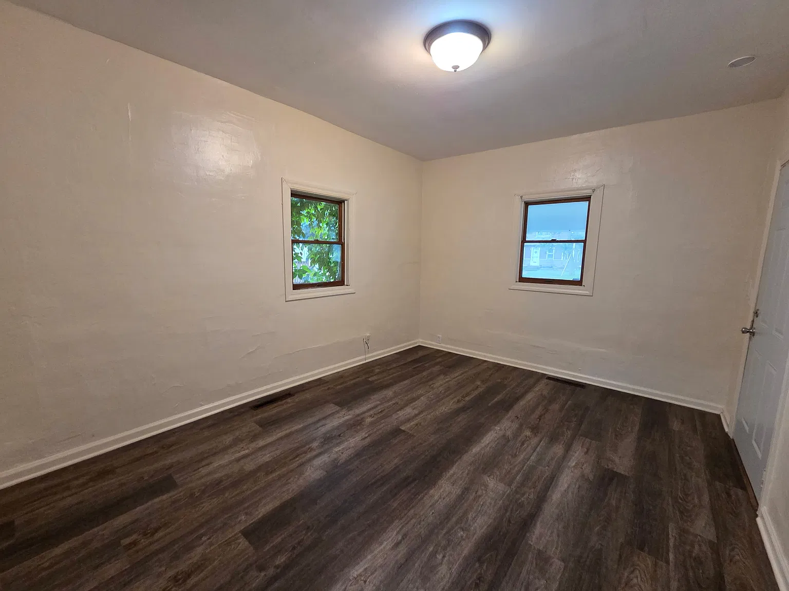 308 E Division St — Photo 4