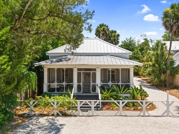 29 5th St, Apalachicola, FL 32320
