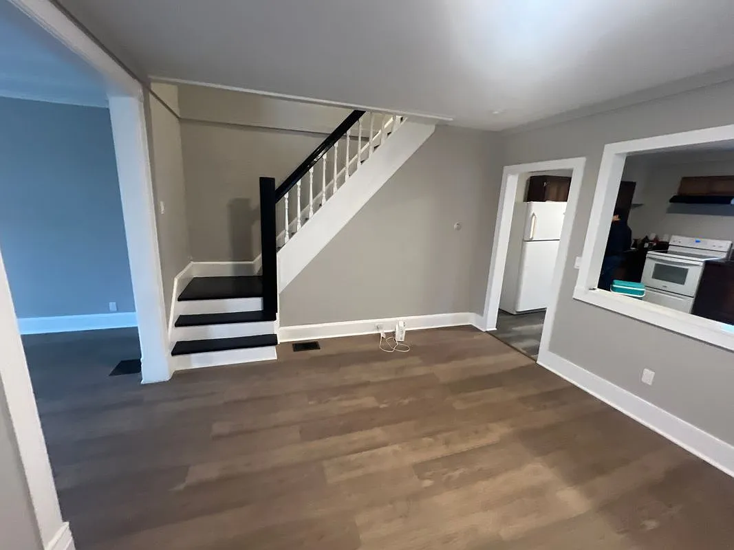 3 bed, 1.0 bath, 1184 sqft, $1,300 — Photo 2