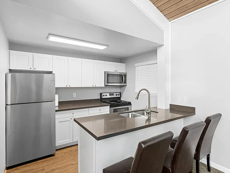 Meridian West Apartments — Photo 5