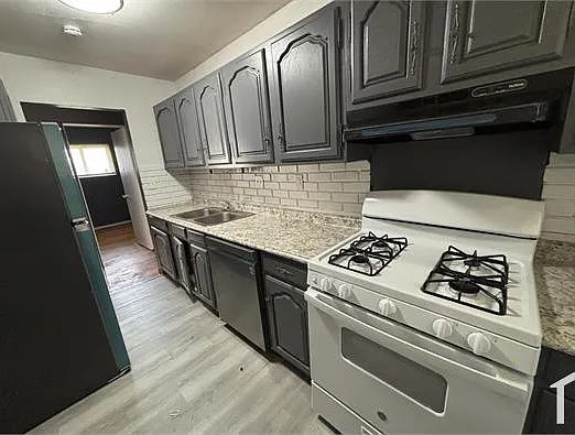 3 bed, $1,400 — Photo 2
