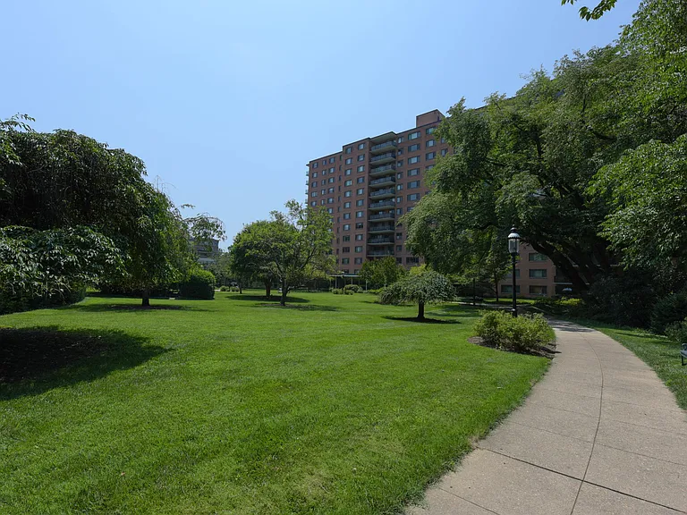 4201 Cathedral Ave NW #501W — Photo 34