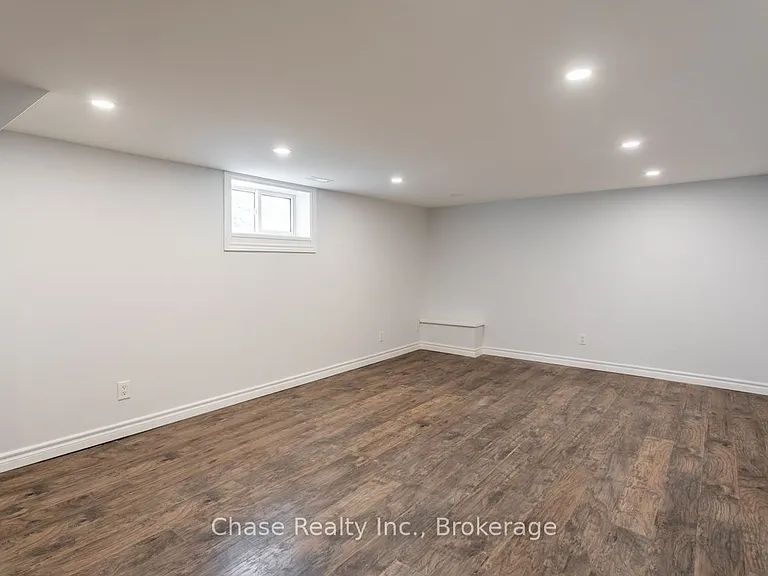 402 Guelph Line — Photo 16